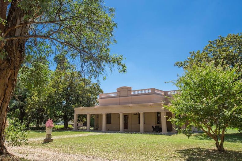 La imponente casona de 1929 que Rivero remodeló para hacerla su hogar. (Mario Cherrutti).