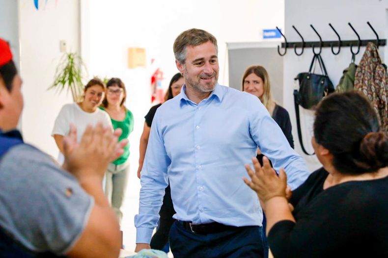 CON LAS VECINAS. Federico Achával recorrió el centro y dialogó con los