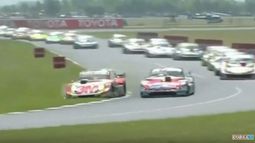 Metros finales. Werner ya se lanzó por el pasto y, al volver a pista, se tocará con Rossi..