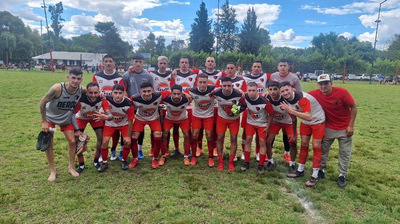 EQUIPO. Los jugadores de Derqui felices tras el estreno ganador en el torneo.