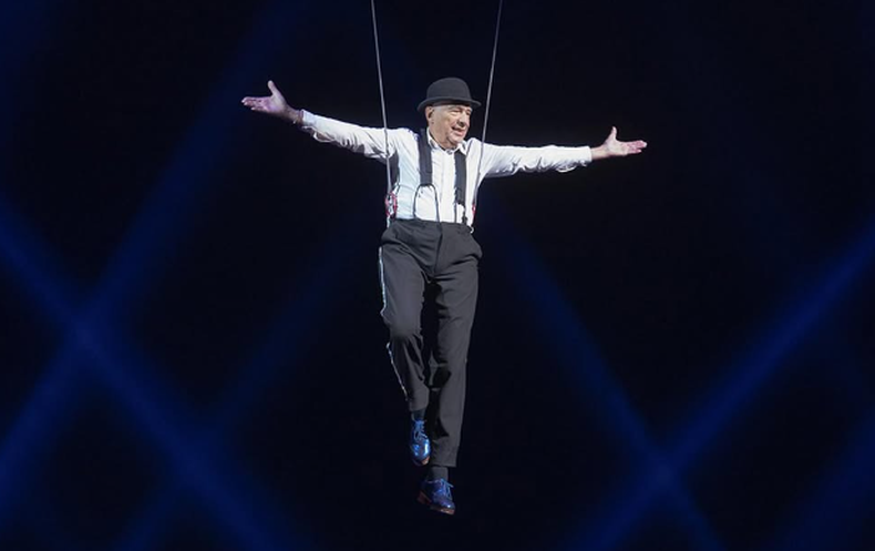 A los 86 años, Cormillot participó del número de acrobacias en el Circo Servian.&nbsp;