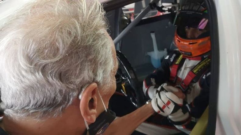 SALUDO. Rossi, antes de clasificar, recibió la buena onda del Flaco Traverso..