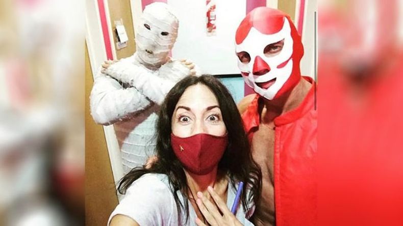 Bien acompañada. La periodista, conductora y cantante Muriel Lanfranco, cumplió su sueño infantil de reunirse con dos de los míticos luchadores del inolvidable Titanes en el Ring, invitados al programa Vivo para Vos, cuyo equipo de producción integra la pilarense. .