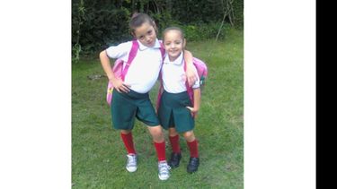 Evelyn Lucila Martin (8), Erika Priscila Martin (6), colegio San José de Pilar..