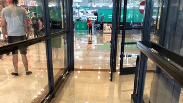 INUNDADOS. Así quedaron los pasillos de Jumbo esta tarde. .