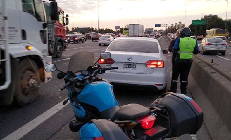Cae la noche en #Panamericana y, como siempre, estamos allí para decirles NO a los #banquineros. No nos van a ganar por cansancio, ténganlo por seguro. Pablo Martinez Carignano / @pmcarignano.