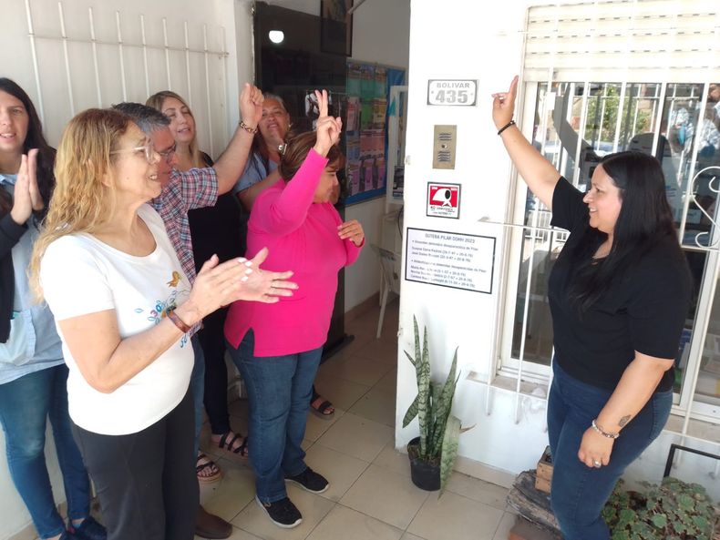 DEDOS EN V. Docentes de Suteba encabezaron el acto de homenaje en la casa de la calle Bolívar. &nbsp;