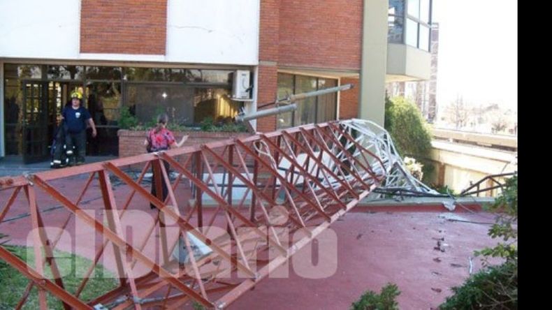 La antena, ya desplomada, sobre una de las entradas internas de los departamentos de Bianea..