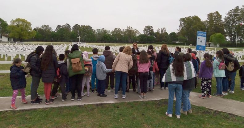 Cenotafio de Malvinas, sitio emblemático en #Pilar que permite rememorar la historia que marcó a la Argentina y rendir homenaje a nuestros héroes. En esta ocasión, la visita guiada fue para los CDI (Centros de Desarrollo Infantil) Crocci de Villa Rosa y 7 de Mayo de Derqui. Pilar Turismo / @PilarTurismo.