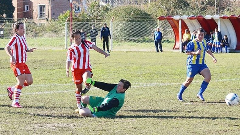 SEGUNDO. La Melli Frías anticipa a Hermelo para poner el 2-0 de Atlético..