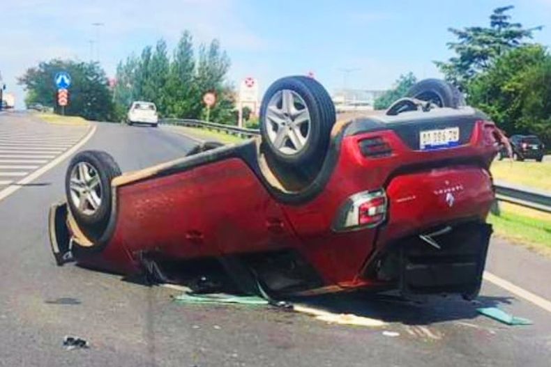 VOLCADO. Así quedó el Sandero. El acompañante fue derivado al Hospital Central de Pilar. &nbsp;