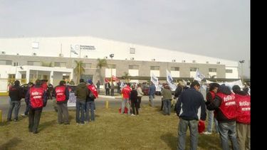 Gremialistas de CTA, el viernes, en la planta local..