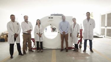 NUEVO INTEGRANTE. Achával y parte de su equipo, junto al flamante tomógrafo. .