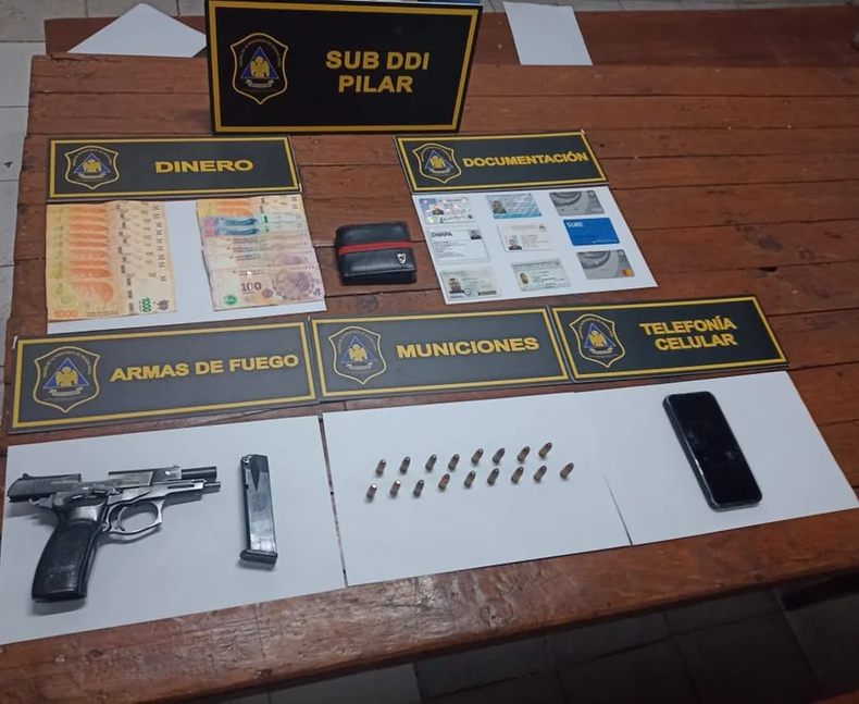 El arma y el celular del polic&iacute;a detenido. Se neg&oacute; a declarar y seguir&aacute; preso.&nbsp;