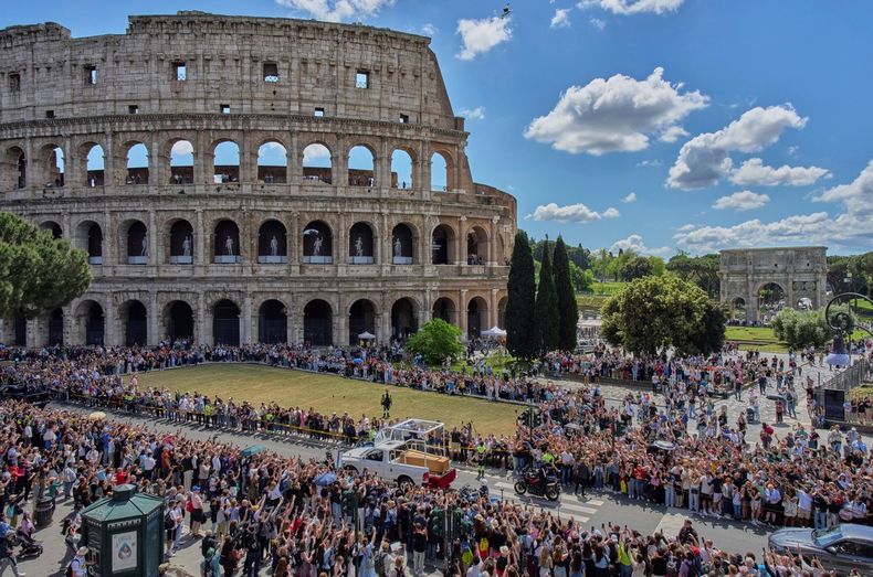 Gran emoción al pasar po el Coliseo. (Vaticano News)..jpg