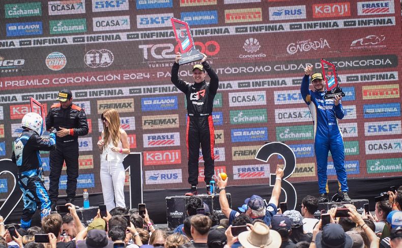 Imagen repetida en diciembre: Matías Rossi en lo más alto del podio.