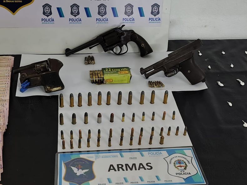 En la vivienda de Villa Rosa también se incautaron tres armas y municiones. En la vivienda de Villa Rosa también se incautaron tres armas y municiones.