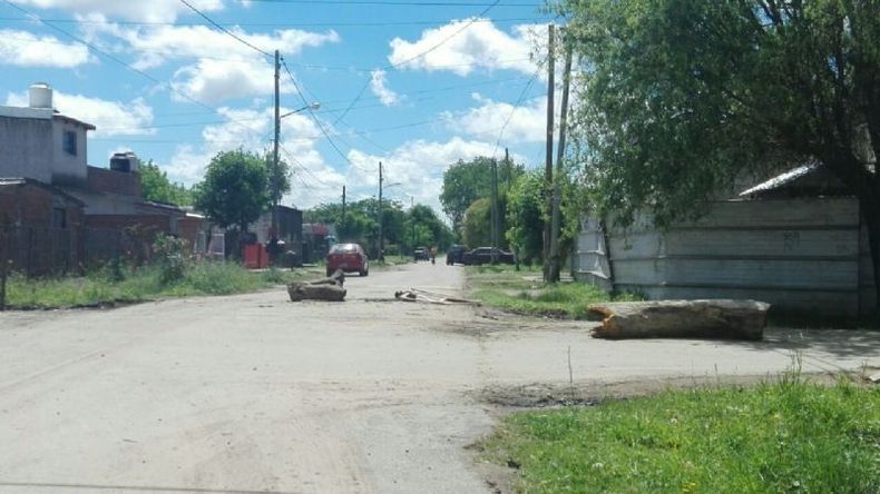 El cruce de Cañonera Tortuga y Bergantín Congreso, bloqueado por frentistas..