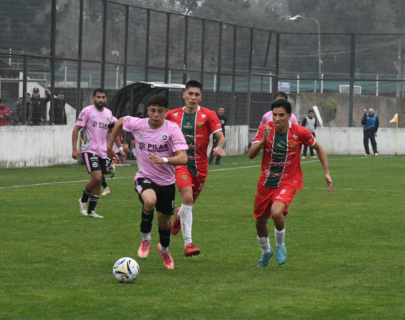 VELOCIDAD. Franco Camargo fue lo mejor de Real Pilar en ataque.