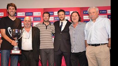 Soldi, sostiene la copa, y Arroyo (der.), recibieron el trofeo por el título en LNA2..