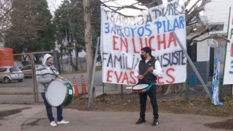 Protesta en Cereales 3 Arroyos. Dos años de reclamos sin respuestas y un Estado ausente, muchas familias sin el recurso del trabajo. Thelma51 / @Thelma513..