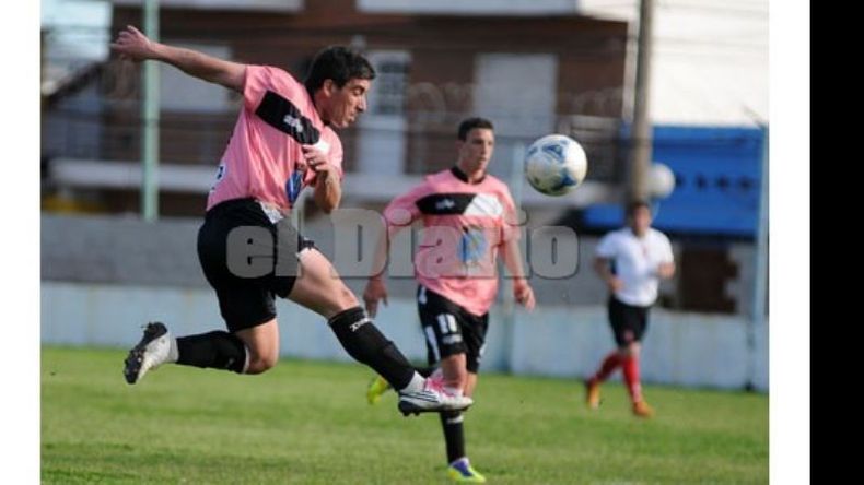 Fonzalida vuela para darle de lleno. La pelota pasó frente al arco sin que nadie la llegue a empujar..