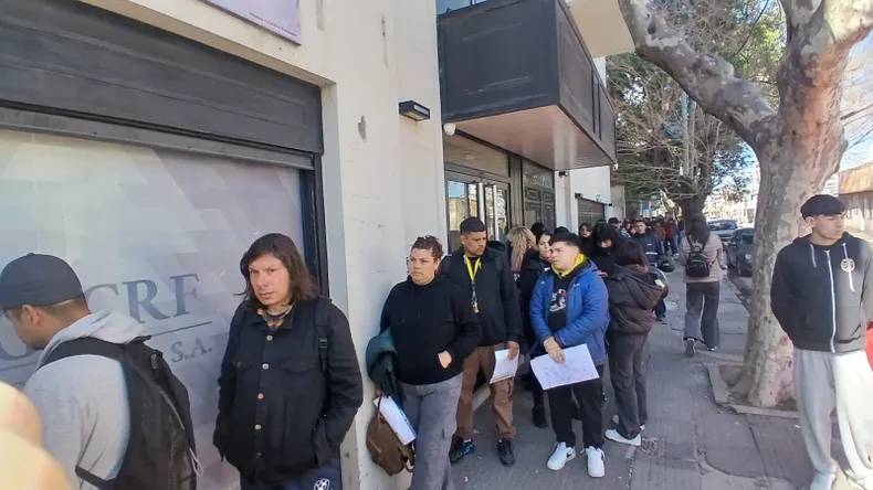 COLAS. Una fila de cientos de aspirantes a un empleo generó alerte en el comercio.