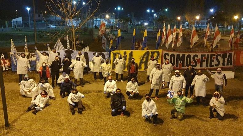 TAREA CUMPLIDA. Representantes de cada peña, al finalizar la primera olla popular en Peruzzotti. .