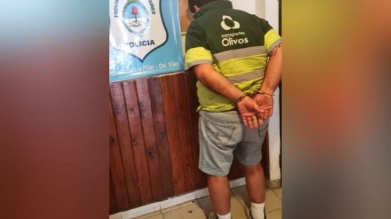 El agresor fue detenido cuando escapaba con el machete utilizado en el ataque. .