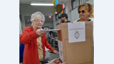 Asistencia perfecta. Ana María Arana, de 87 años, cumplió una vez más con su deber ciudadano. Vecina de Pilar de toda la vida y acompañada de sus hijos, concurrió a votar en estas elecciones. Un ejemplo de compromiso con la democracia.