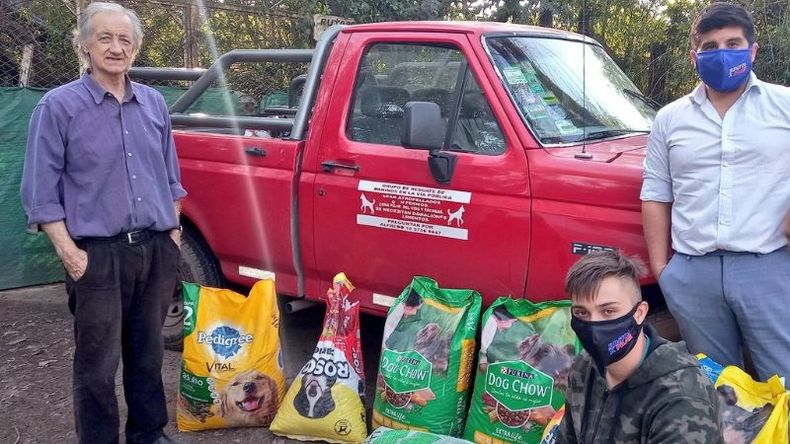 Conocimos la historia de Alfredo y su tarea a cargo de un refugio en Los Cachorros, donde hay más de 90 perros. Con @BautiPavan fuimos a brindar nuestra ayuda y solidaridad. Gracias por ayudarnos a estar donde más nos necesitan y a construir un mejor lugar! Jorge Gabriel Juárez / @jorrjuarez..