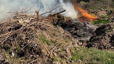 FUEGO. El incendio comenzó en un predio de Ruta 8 y Saraví, en La Lonja.