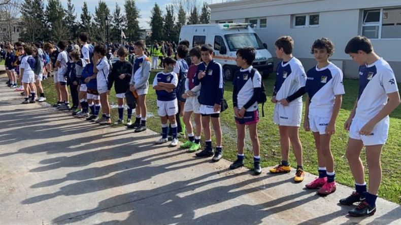 Los juveniles del club hicieron el “pasillo” para recibir a los Veteranos de Malvinas..