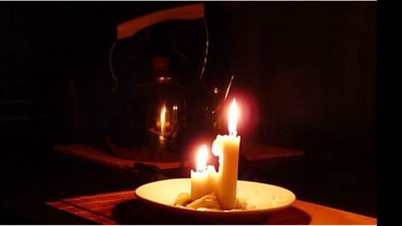 SIN LUZ. Los vecinos sufren las consecuencias de los cortes..
