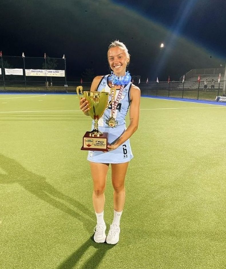 CAMPEONA. Brisa Ruggeri posa con la medalla y copa tras coronarse en Surrey.