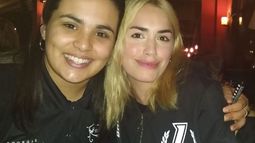 Lali Espósito, junto a una de las mozas de Tinto y Soda..