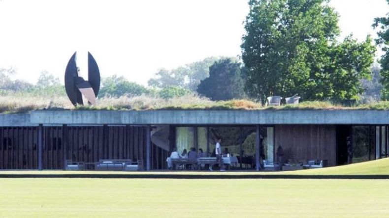 El almuerzo se desarrolló en la galería con vista a la cancha de polo. Foto: Revista Hola..