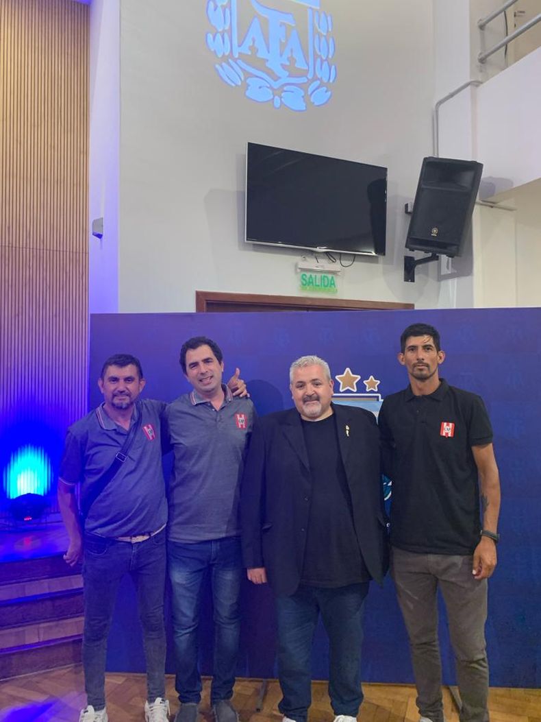 DELEGADOS. Walter Cabrera, Federico Pocetti y Nazareno Vallejo, de Atlético, junto a Dante Majori, dirigente de AFA encargado de la organización del torneo.