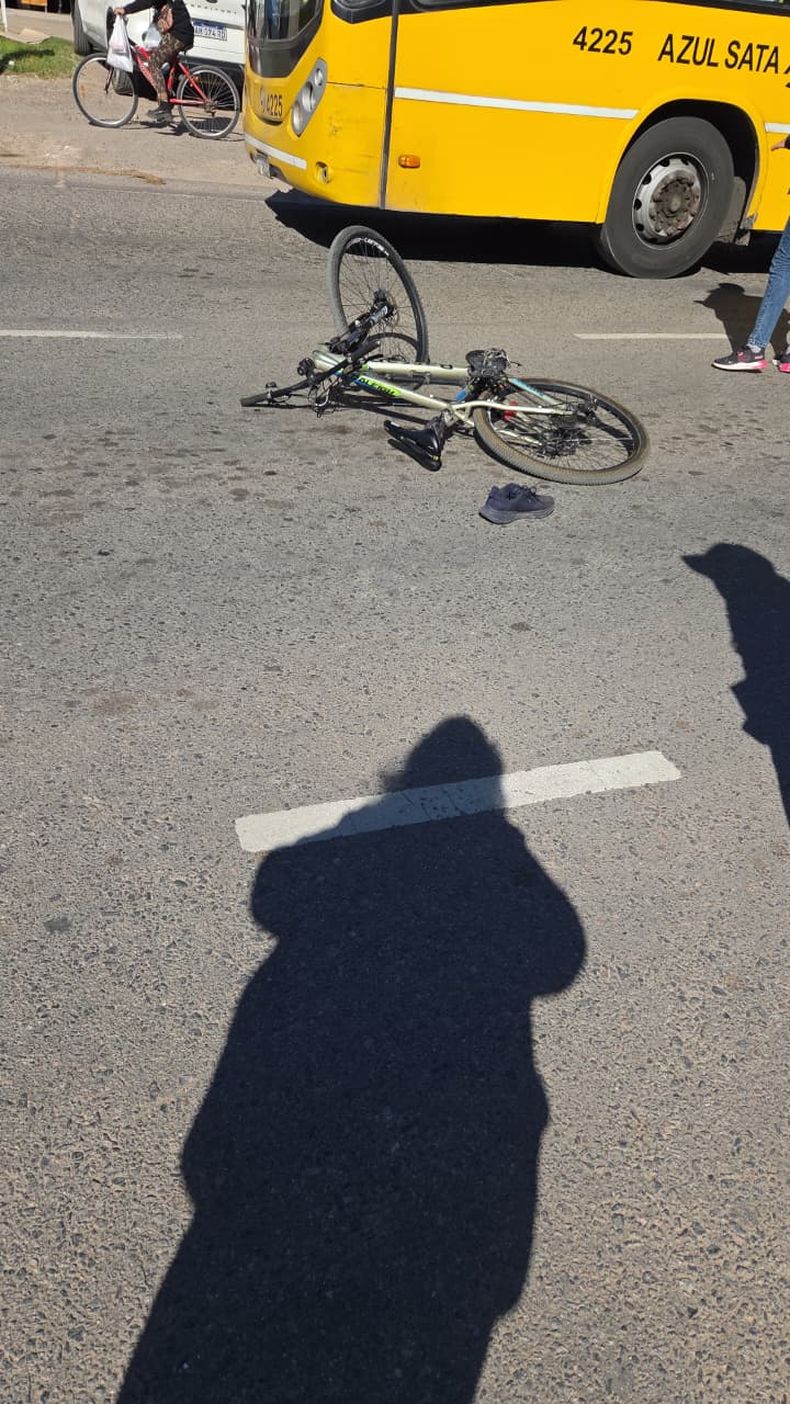 La bicicleta de la víctima que fue embestida por una moto. Ocurrió en Ruita 8 y Almirante Brown.
