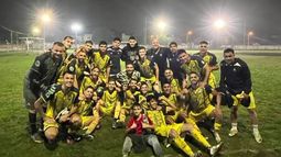 TRES PUNTOS DE ORO. El festejo de La Frate, en la noche lluviosa del viernes en José C. Paz.