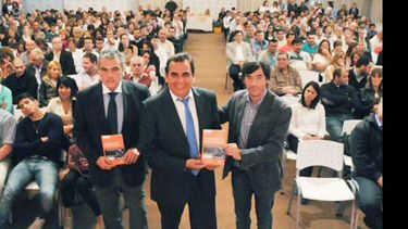 LIBROS. Molina y los funcionarios, con los nuevos manuales..