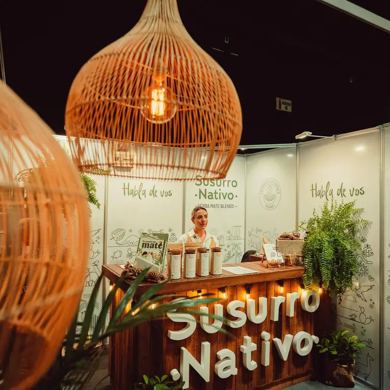 Stand de Susurro Nativo. (@feriamatear).webp