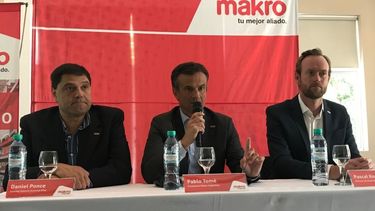 Conferencia. De izquierda a derecha: Daniel Ponce, gerente de la sucursal Pilar; Pablo Tomé, presidente de Makro Argentina y Pascal Koot, director de Desarrollo de Clientes.