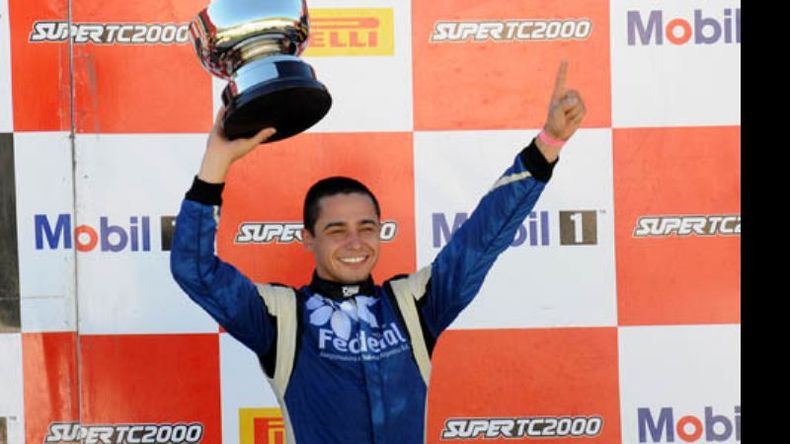Milla festeja solo en el podio un nuevo podio, en la temporada que lo vio campeón..