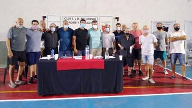 AUTORIDADES. La flamante Comisión Directiva de Derqui, tras la asamblea..