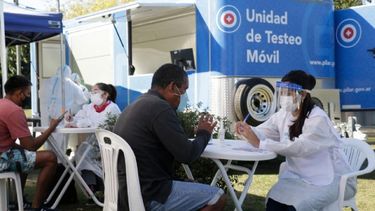 DETECTAR. Camiones móviles buscan vecinos con síntomas en Pilar..