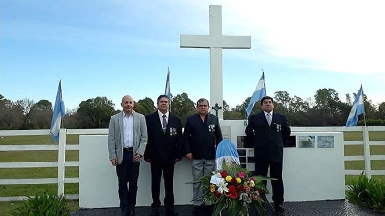 HOMENAJE. Ducoté encabezó el acto de reconocimiento a los héroes del Belgrano..