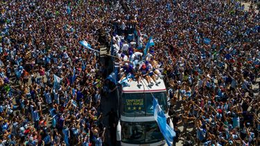 LOCURA. Una multitud recibió a la Selección Argentina en su vuelta de Qatar 2022.