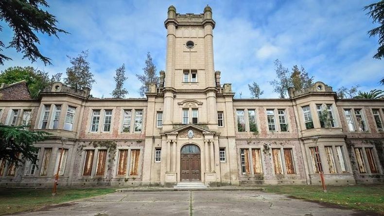 A LA ESPERA. El histórico edificio del Pellegrini será acondicionado para albergar la Universidad..