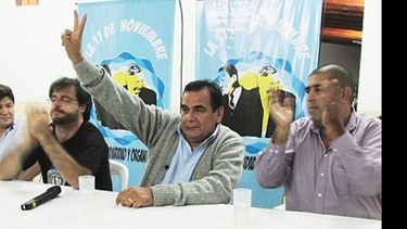 DEDOS EN V. Molina fue protagonista del lanzamiento..